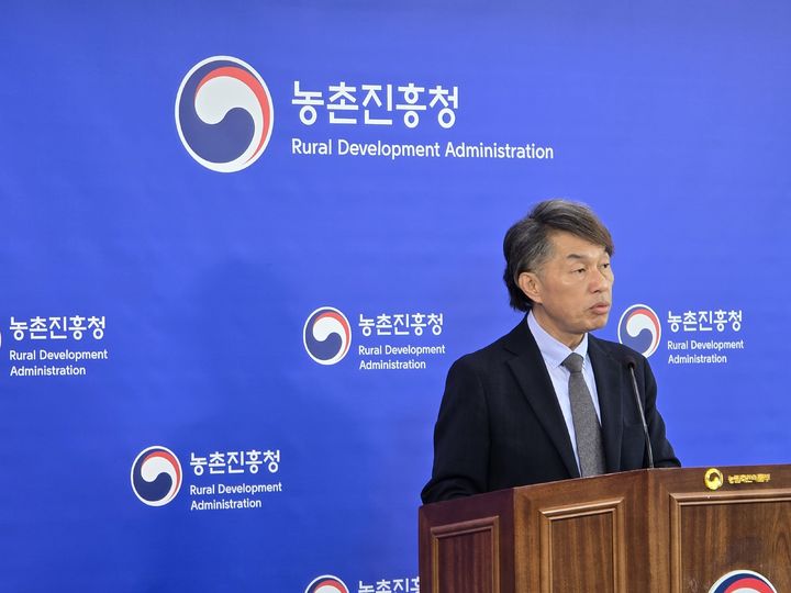 [세종=뉴시스] 조용민 농촌진흥청 국립축산과학원장이 22일 정부세종청사에서 브리핑을 열고 "만생종 '만온' 품종의 개발로 사료피 조생·중생·만생 숙기체계를 완성했다"고 밝혔다. (사진=농진청 제공) 2026.07.22. photo@newsis.com *재판매 및 DB 금지