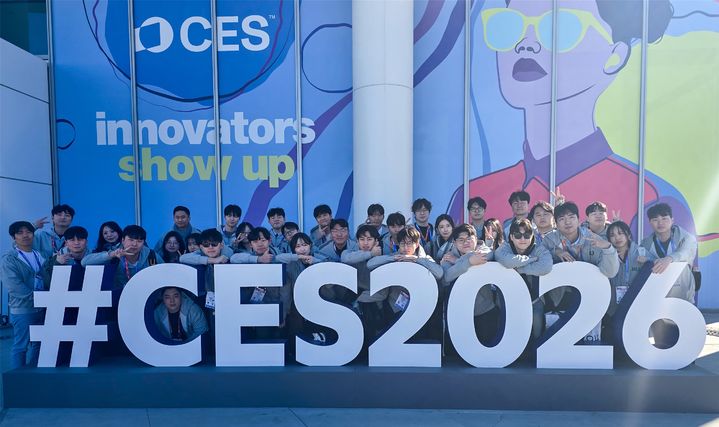 [서울=뉴시스] 세계 최대 IT 및 가전 전시 행사 'CES 2026'에 참가한 건국대 파견단이 기념 사진을 촬영하고 있다. (사진=건국대 제공) 2026.07.22. photo@newsis.com *재판매 및 DB 금지