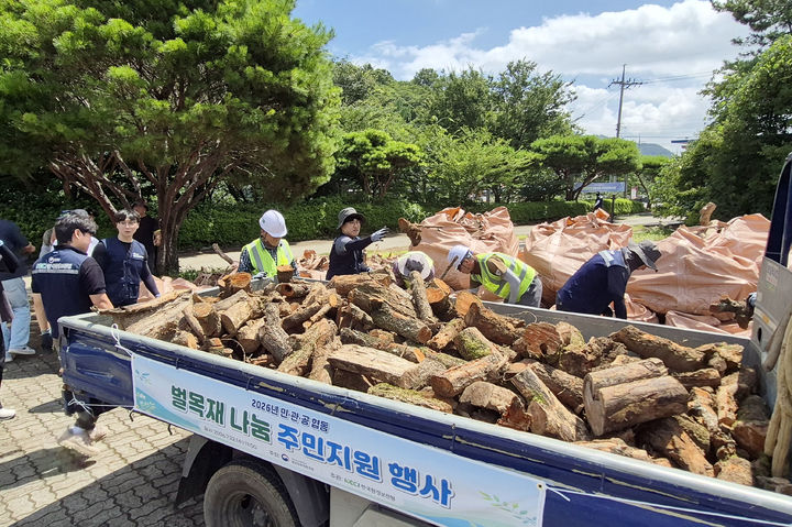 [세종=뉴시스]한국환경보전원이 22일 전남광주통합특별시 광양시 진상면 일원에서 '벌목재 주민지원 나눔행사'를 개최하고, 벌목재 약 60t을 지역 주민 50가구에 무상으로 지원했다.(사진= 한국환경보전원 제공) *재판매 및 DB 금지