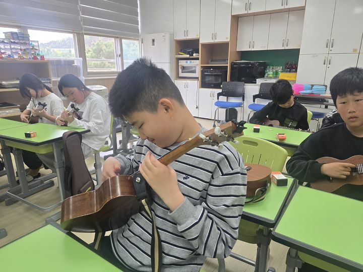 [여주=뉴시스] 북내초 학생들의 우쿨렐레 연주(사진=학교 홈페이지) 2026. 07. 22. photo@newsis.com *재판매 및 DB 금지