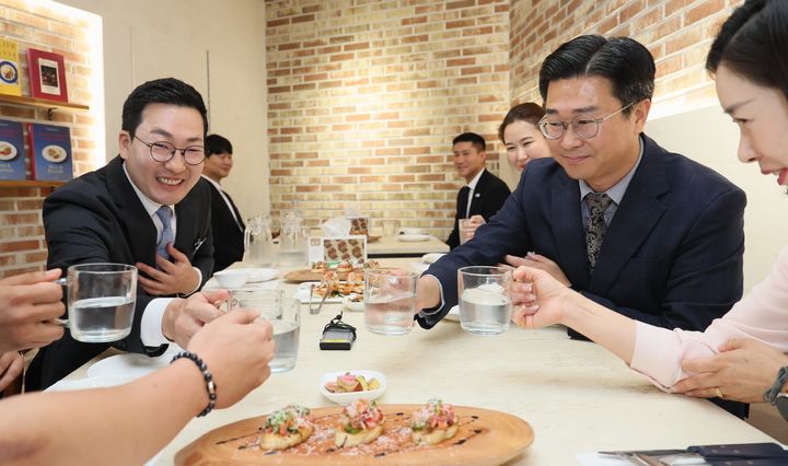 오찬하는 이동석(왼쪽) 충주시장과 곽명환 민주당 충주지역위원장 *재판매 및 DB 금지