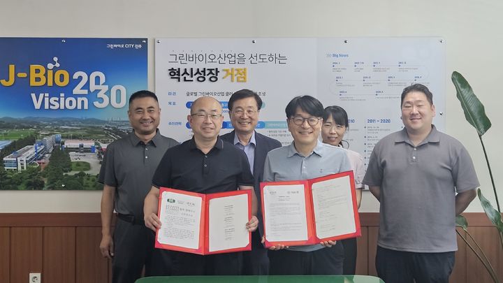 [진주=뉴시스]진주 바이오벤처 오렌지카우, 중국 델리시그룹과 전략적 협력.사진 앞줄 왼쪽은 중국 리우쩌롱 델리시그룹 총괄사장, 오른쪽은 주선태 ㈜오렌지카우 대표.(사진=진주바이오산업진흥원 제공).2026.07.22.photo@newsis.com *재판매 및 DB 금지