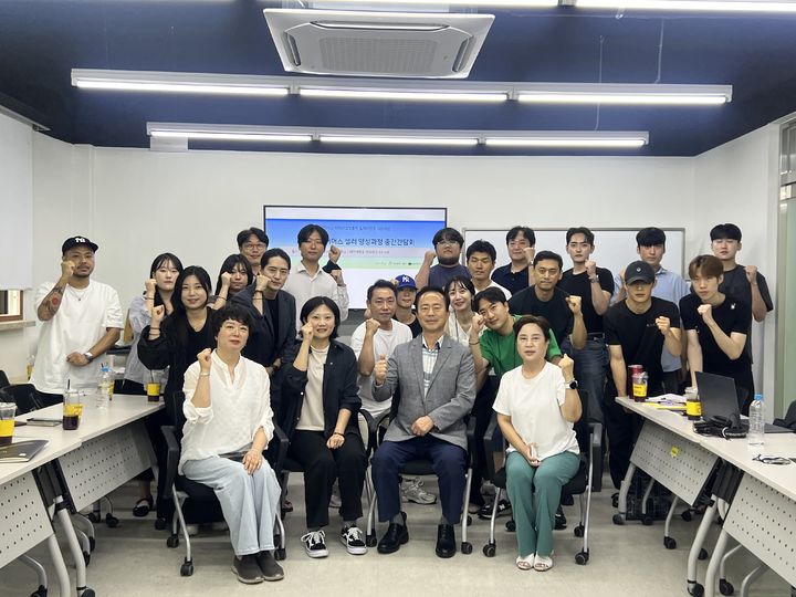 [대전=뉴시스] 대전대 AI 글로벌 커머스 셀러 양성과정 중간간담회 기념촬영. (사진=대전대 제공) 2026.07.22. photo@newsis.com *재판매 및 DB 금지