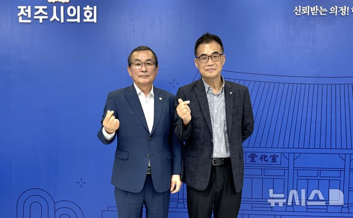[전주=뉴시스]윤난슬 기자 = 전북 전주시의회는 22일 한국도로교통공단 전북지역본부와 간담회를 열고 안전한 교통환경 조성과 선진 교통문화 정착을 위해 협력하기로 했다. (사진=전주시의회 제공) photo@newsis.com 