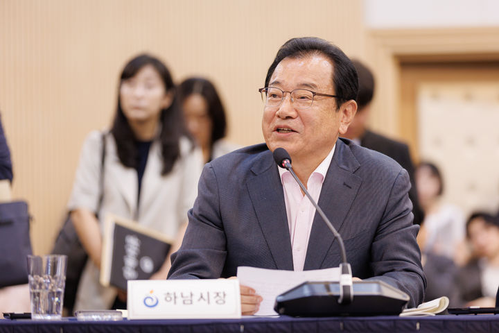 이현재 하남시장이 22일 경기도경제과학진흥원 광교홀에서 열린 2026년 도지사-시장·군수 간담회에서 추미애 경기도지사에게 건의사항을 전달하고 있다. (사진=하남시 제공) photo@newsis.com *재판매 및 DB 금지