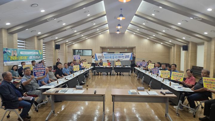 [화성=뉴시스] 수원전투비행장 화성이전반대 범시민대책위원회가 22일 양감면 행정복지센터에서 '2026년 공감대 확산을 위한 찾아가는 설명회'를 열고 홍보활동을 벌이고 있다. (사진=수원전투비행장 화성이전반대 범시민대책위 제공) 2026.07.22. photo@newsis.com *재판매 및 DB 금지