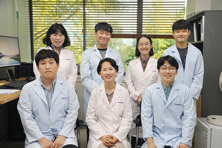 [대전=뉴시스] 유전자 스위치를 조절하는 단백질 DNMT1이 지방간질환(MASLD)을 유발하는 핵심 원인임을 규명해 새로운 지방간 치료전략을 제시한 생명연구원 연구진.(사진=생명연구원 제공) *재판매 및 DB 금지
