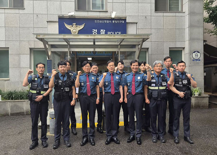 [인천=뉴시스] 한창훈 인천경찰청장이 22일 삼산경찰서 중앙지구대를 찾아 경찰들과 기념사진을 촬영하고 있다. (사진=인천경찰청 제공) 2026.07.22. photo@newsis.com *재판매 및 DB 금지
