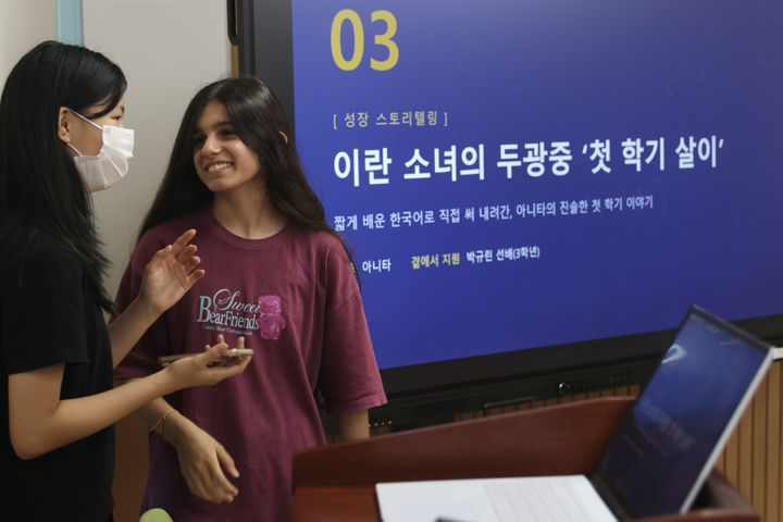 [울산=뉴시스] 울산 두광중 1학년 아니타 학생이 22일 열린 '배움 공유회'에서 3년 박규린 학생과 한국어로 작성한 '첫 학기 살이' 소감 발표 준비를 하고있다. (사진=울산시교육청 제공) 2026.07.22. photo@newsis.com *재판매 및 DB 금지