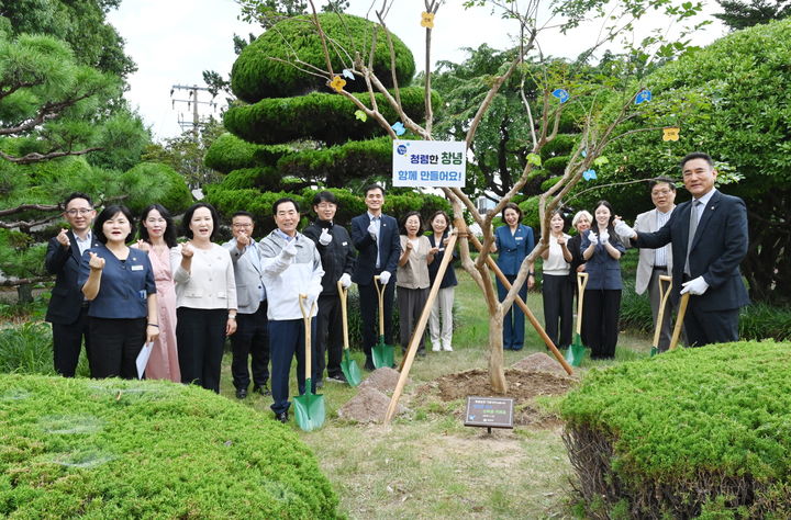 [창녕=뉴시스] 성낙인 군수와 청렴 나무 식수 행사 참여자들이 청렴 나무와 기념촬영을 하고 있다. (사진= 창녕군 제공) 2026.07.22. photo@newsis.com *재판매 및 DB 금지