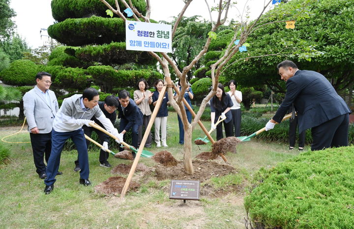 [창녕=뉴시스] 성낙인 군수와 청렴 나무 식수 행사 참여자들이 청렴 나무와 기념촬영을 하고 있다. (사진= 창녕군 제공) 2026.07.22. photo@newsis.com *재판매 및 DB 금지