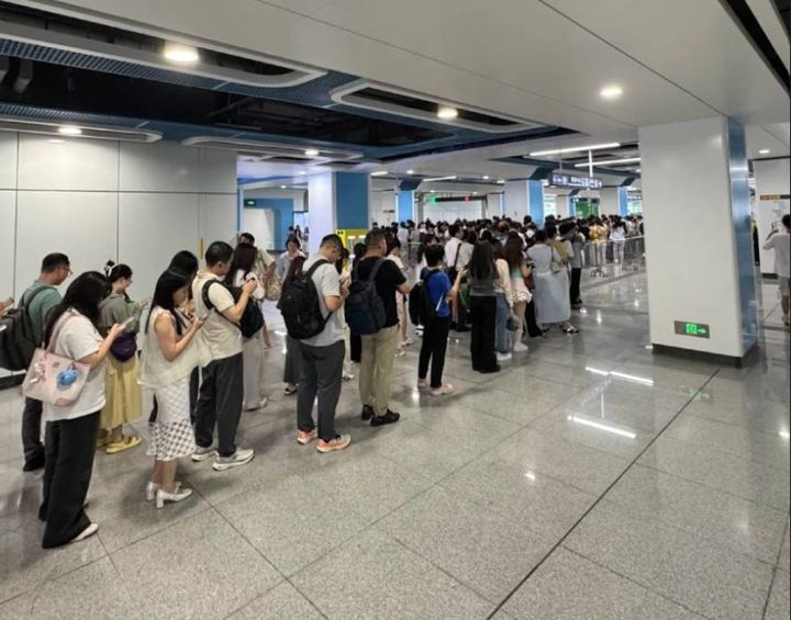 [서울=뉴시스] 중국 광둥성 선전시의 지하철에서 19일부터 보안검색이 실시되면서 탑승객들이 장사진을 치고 검색대를 통과하고 있다.(출처: 성도일보) 2026.07.22. *재판매 및 DB 금지