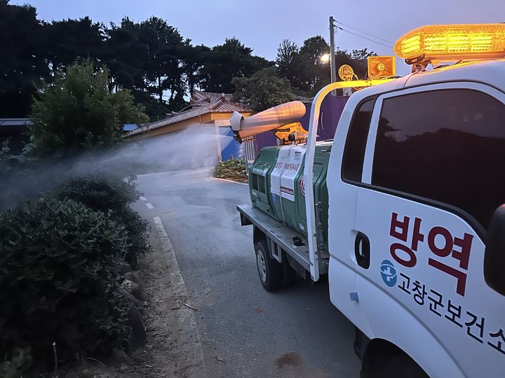 [고창=뉴시스] 고창군보건소가 시골마을 야간 연무소독을 진행 중이다. *재판매 및 DB 금지