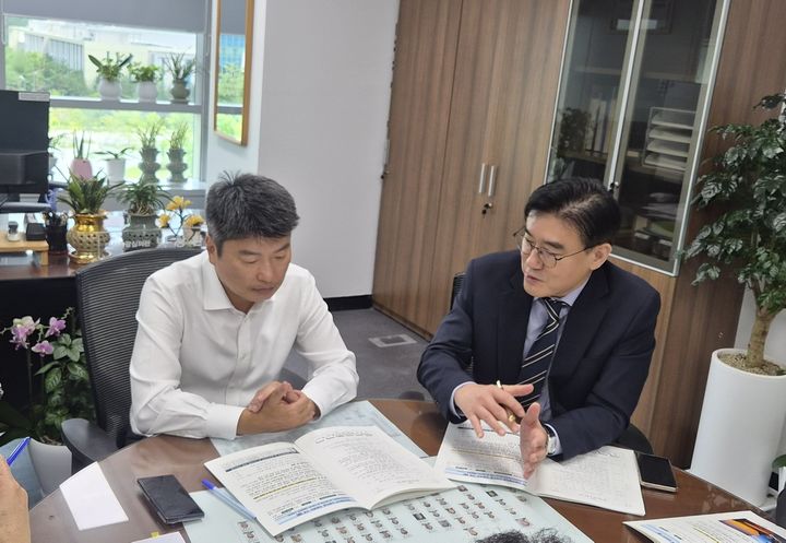 기획예산처 박창환 예산총괄심의관(왼쪽) 면담하는 김재준 군산시장(사진=군산시 제공) *재판매 및 DB 금지