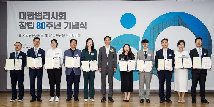 [서울=뉴시스] 한미사이언스 한지연 IP팀 팀장(오른쪽 두 번째)이 지식재산 유공자들과 함께 지난 6월 26일 서울 서초동 대한변리사회관에서 열린 대한변리사회 창립 80주년 기념식에서 기념촬영을 하고 있다. (사진=한미사이언스 제공) 2026.07.22. photo@newsis.com *재판매 및 DB 금지