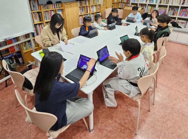 [서울=뉴시스] 이달 강원도 태백시 소재 한 지역아동센터에서 아이들이 웅진스마트올을 활용해 학습하고 있다. (사진=웅진 제공) 2026.7.22. photo@newsis.com *재판매 및 DB 금지