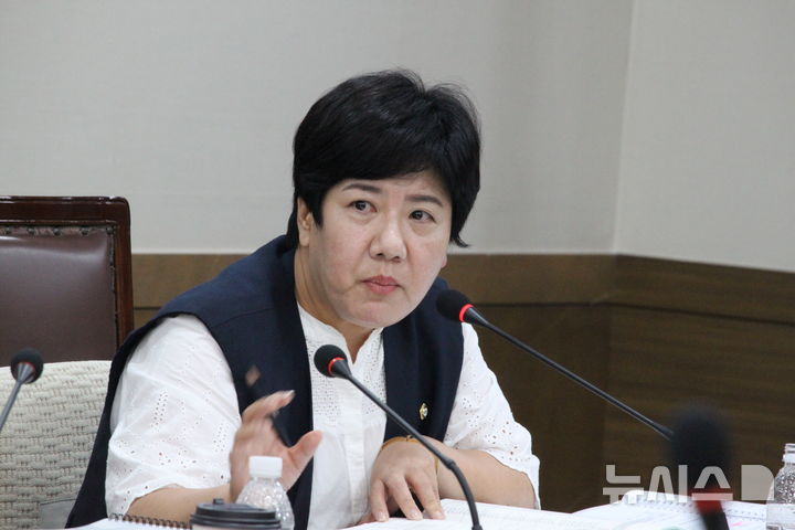 [천안=뉴시스] 최영민 기자 = 고락희 천안시의원이 22일 제290회 임시회 복지문화위원회 추경예산안 심사 중 집행부 관계자에게 질의를 하고 있다. 2026.07.22 ymchoi@newsis.com