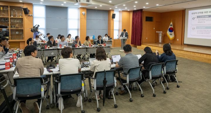 [대전=뉴시스] 조명휘 기자 = 보건복지부와 충남도의 통합돌봄정책 관계자 등이 22일 청양군청에서 '농촌형 통합돌봄’ 사례에 대한 설명을 듣고 있다. (사진= 청양군 제공) 2026.07.22 photo@newsis.com *재판매 및 DB 금지