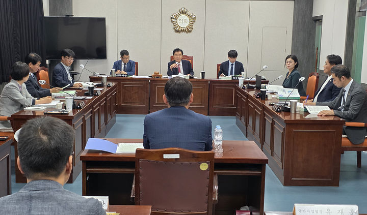 태백시의회는 22일 위원회실에서 제293회 시의회 임시회 제6차 본회의를 열고 국가정책과 등 5개 부서의 주요 업무 추진 상황을 보고받고 있다.(사진=뉴시스) *재판매 및 DB 금지