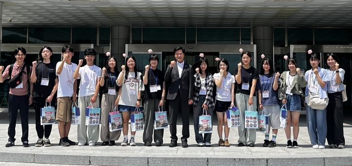 [밀양=뉴시스] 안병구 경남 밀양시장과 일본 야스기시 청소년 방문단 관내 참여 학생들이 밀양시청 현관 앞에서 기념촬영을 하고 있다. (사진=밀양시 제공) 2026.07.22. photo@newsis.com *재판매 및 DB 금지