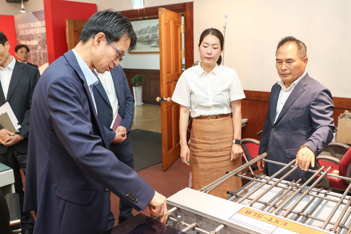 [대전=뉴시스] 백승보 조달청장이 22일 혁신기술로 제로에너지건축을 선도하는 정양에스지를 방문해 생산시설을 둘러보고 있다.(사진=조달청 제공) *재판매 및 DB 금지