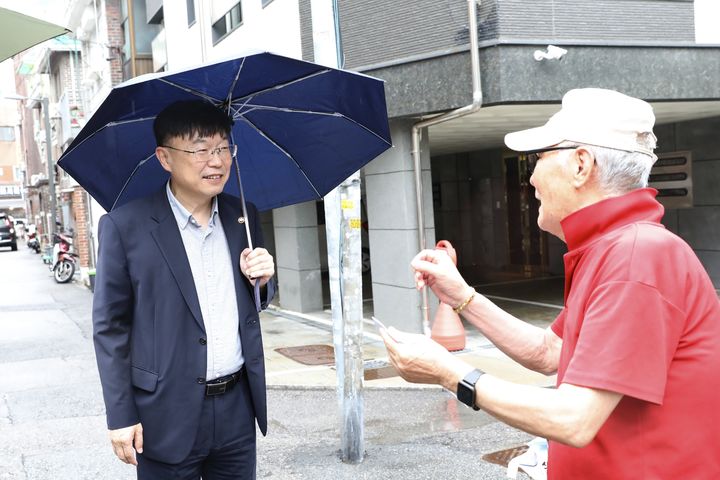 [세종=뉴시스] 국가데이터처는 22일 안형준 국가데이터처장이 서울 광진구 자양4동 일대의 어르신 응답 가구를 방문했다고 밝혔다. (사진=국가데이터처 제공) 2026.07.22. photo@newsis.com *재판매 및 DB 금지