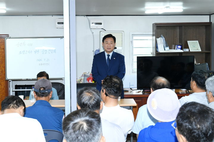 신동화 구리시장이 통합대책위원회 현장간담회에서 구리 토평2 공공주택지구 구상을 설명하고 있다. (사진-구리시 제공) photo@newsis.com *재판매 및 DB 금지