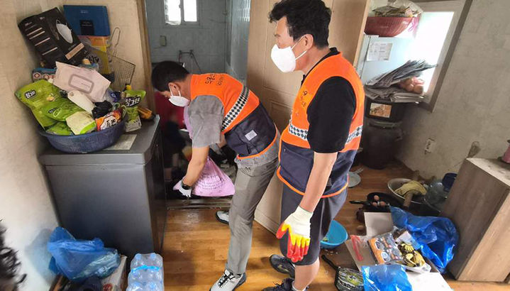 여량면 의용소방대원들이 독거노인 가구에서 주거환경 개선 봉사활동을 펼치고 있다.(사진=정선군 제공) *재판매 및 DB 금지