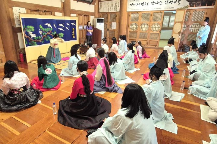 [대구=뉴시스] 대구 달서구는 병암서원에서 대구보건고등학교의 해외 결연 학교인 우즈베키스탄 부하라 제42학교 학생들을 초청해 '글로벌 청소년 한국문화체험' 행사를 개최했다. (사진=대구 달서구 제공) 2026.07.22. photo@newsis.com *재판매 및 DB 금지