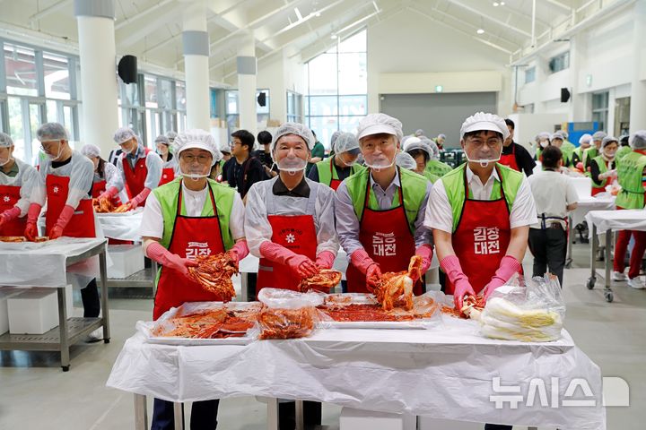 [전남광주=뉴시스]2026 사랑의 김치나눔 행사에서 참여한 (왼쪽부터)백종한 서구의장, 이동훈 광주신세계 대표이사, 김이강 서구청장, 김승휘 서구자원봉사센터 이사장이 기념사진을 찍고 있다