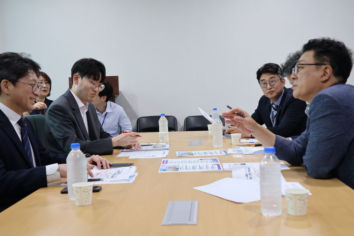 경인선 철도 지하화 간담회 참석 중인 더불어민주당 의원들과 국토교통부 관계자들. (사진=허종식의원실 제공) 2026.07.22. photo@newsis.com *재판매 및 DB 금지
