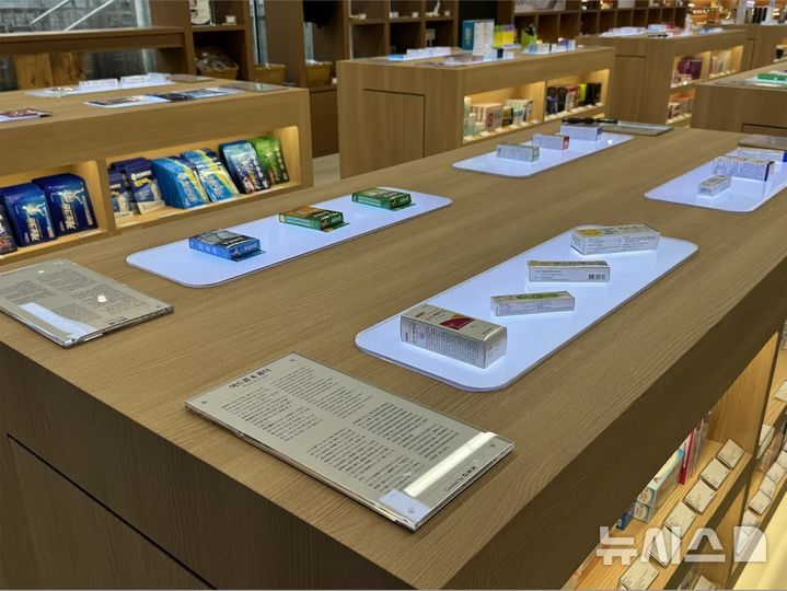 [서울=뉴시스] 강건우·우연지 인턴기자 = 21일 서울 강남 '웰니스하우스서울' 매장 테이블 위에 진열된 의약품들. 애플스토어처럼 제품을 진열대에 올려 소비자가 직접 비교하고 살펴볼 수 있도록 했다. 2026.07.21.