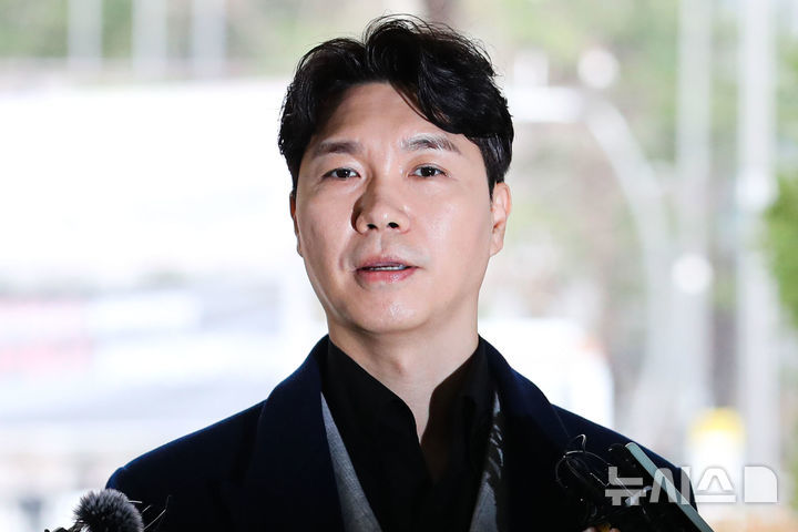 [서울=뉴시스] 권창회 기자 = 방송인 박수홍씨가 지난 2023년 3월 15일 오후 서울 마포구 서부지방법원에서 열린 친형 부부의 횡령 등 혐의 4차 공판 출석 전 입장 발표를 하고 있다. 2023.03.15. kch0523@newsis.com *재판매 및 DB 금지