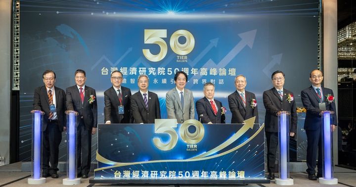 [서울=뉴시스] 라이칭더 대만 총통(왼쪽 다섯 번째)이 21일 대만경제연구원(TIER) 창립 50주년을 맞아 열린 고위 포럼에 참석해 기념 촬영하고 있다.(출처: 대만 총통부 홈페이지) 2026.07.22.&nbsp; *재판매 및 DB 금지