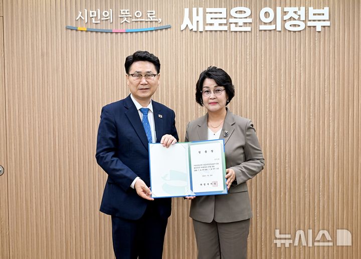 [의정부=뉴시스] 김원기 경기 의정부시장이 지난 21일 정미영 정무특보에게 임명장을 수여한 뒤 함께 기념촬영을 하고 있다. (사진=의정부시 제공) 2026.07.22. photo@newsis.com