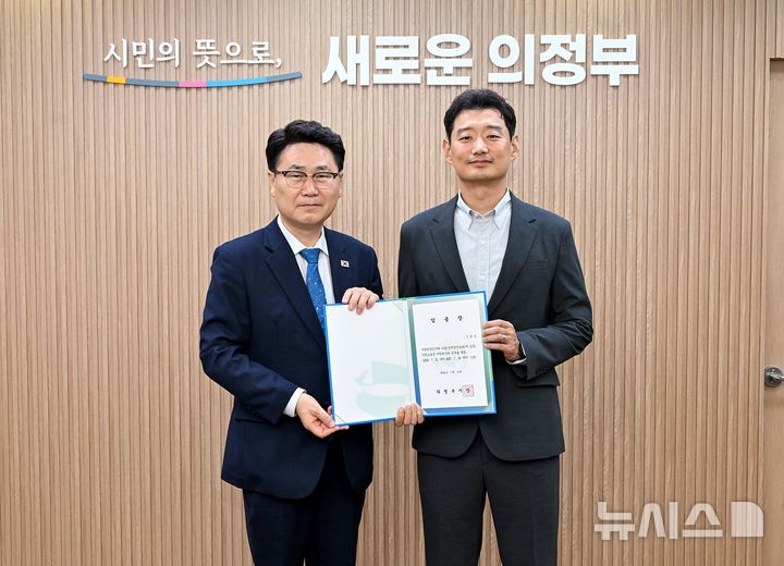 [의정부=뉴시스] 김원기 의정부시장이 지난 21일 신환창 정책특보에게 임명장을 수여한 뒤 함께 기념촬영을 하고 있다. (사진=의정부시 제공) 2026.07.22. photo@newsis.com