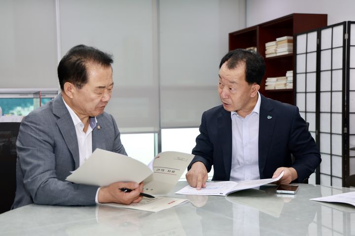 [산청=뉴시스] 유명현 산청군수와 신성범 국회의원은 22일 국회에서 산청군 발전을 위해 힘을 보태기로 했다. (사진=산청군 제공) 2026. 07. 22. photo@newsis.com *재판매 및 DB 금지