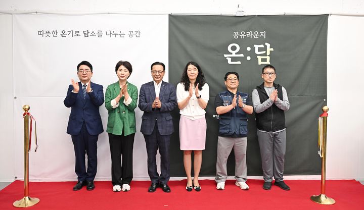 [울산=뉴시스] 울산 북구종합사회복지관이 22일 북구 연암동에서 중장년 1인가구 공유라운지 '온:담' 개소식을 개최한 가운데 이동권 북구청장과 이진복 북구의회 의장, 북구종합사회복지관 관계자 등이 기념촬영을 하고 있다. (사진=울산 북구 제공) 2026.07.22. photo@newsis.com *재판매 및 DB 금지