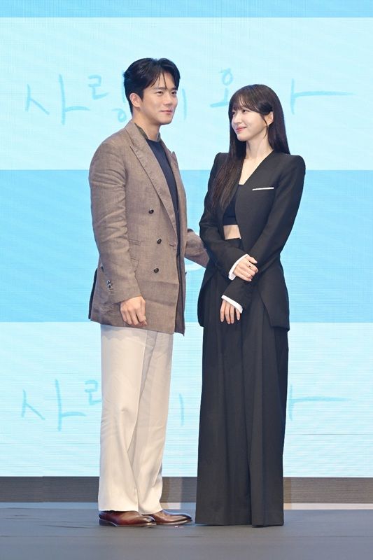 [서울=뉴시스] 배우 하석진과 안희연(하니)이 22일 서울 구로구 더세인트에서 열린 KBS 2TV 새 주말드라마 '사랑이 온다' 제작발표회에서 포즈를 취하고 있다. (사진=KBS 제공) 2026.07.22. photo@newsis.com *재판매 및 DB 금지