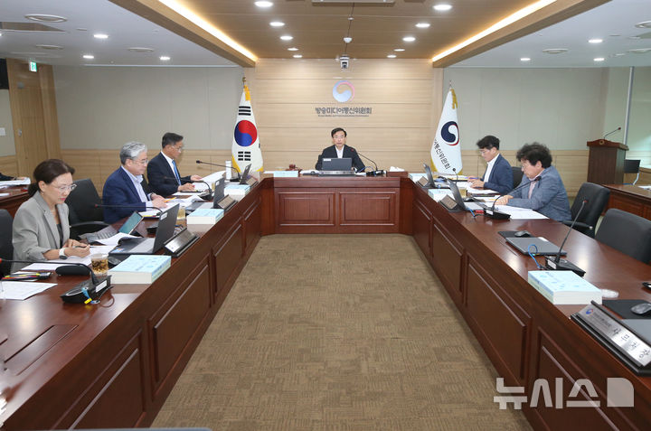 [과천=뉴시스]김종철 방송미디어통신위원장(가운데)이 22일 정부과천청사에서 '2026년 제24차 전체회의'를 진행하고 있다. (사진=방송미디어통신위원회 제공)