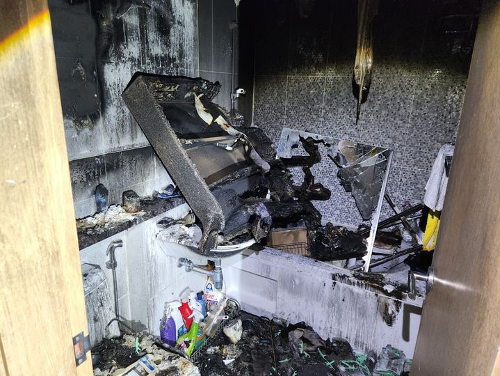 [부산=뉴시스] 22일 오후 1시58분께 부산 서구의 한 아파트 19층 A씨의 집 화장실에서 불이 났다. (사진=부산소방재난본부 제공) 2026.07.22. photo@newsis.com *재판매 및 DB 금지