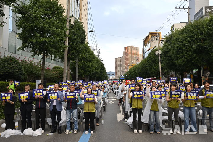 [전남광주=뉴시스] 양시원 기자 = 민주노총 전국보건의료노조 전남대병원지부 소속 노조원들이 22일 오후 광주 동구 전남대병원 오거리에서 파업 전야제를 열고 있다. 2026.07.22. goodwrite97@newsis.com 