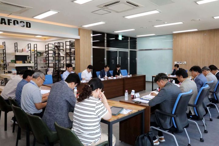 [완도=뉴시스]22일 오후 전남광주 완도군 수산물수출물류센터에서 박지원 국회의원실과 해양수산부, 전남광주특별시, 완도군, 한국전복산업연합회가 참여한 가운데 전복산업 살리기 5자 회동이 열리고 있다. (사진=박지원 의원실 제공) 2026.07.22. photo@newsis.com *재판매 및 DB 금지