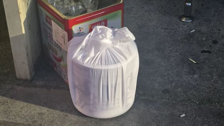 [서울=뉴시스] 장례식장 흡연실 쓰레기통 옆에 놓여 있던 고인의 봉안함이 온라인에서 논란을 불러일으켰다. (사진='yeomtist' 스레드 계정 캡처)