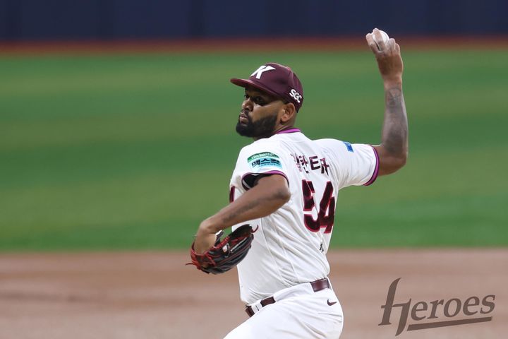 [서울=뉴시스] 프로야구 키움 히어로즈의 라울 알칸타라가 22일 서울 고척스카이돔에서 열린 2026 신한 쏠 KBO리그 삼성 라이온즈와의 경기에 선발 등판해 공을 던지고 있다. (사진=키움 히어로즈 제공) 2026.07.22.