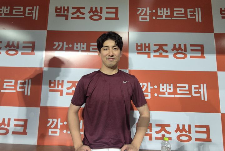 [서울=뉴시스] 문채현 기자 = 프로야구 키움 히어로즈의 가나쿠보 유토가 22일 서울 고척스카이돔에서 열린 2026 신한 쏠 KBO리그 삼성 라이온즈와의 경기에서 승리한 뒤 취재진과 인터뷰를 하고 있다. 2026.07.22. dal@newsis.com *재판매 및 DB 금지