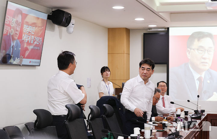 [서울=뉴시스] 최진석 기자 = 국민의힘 초·재선 의원 모임인 '대안과 미래' 간사인 이성권 의원이 22일 여의도 국회의원회관에서 열린 조찬 모임에 참석해 있다. 2026.07.22. myjs@newsis.com