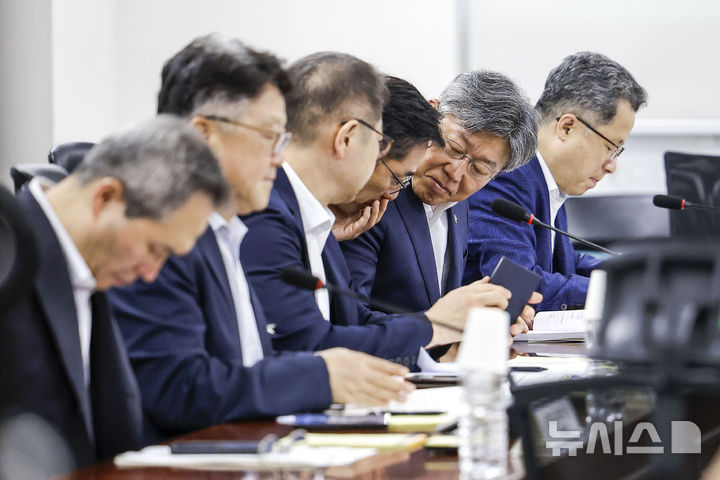 [서울=뉴시스] 정병혁 기자 = 이기탁 국토교통부 차관을 비롯한 국토부 관계자들이 22일 서울 여의도 국회에서 열린 당정협의회에 참석해 있다. 2026.07.22. jhope@newsis.com