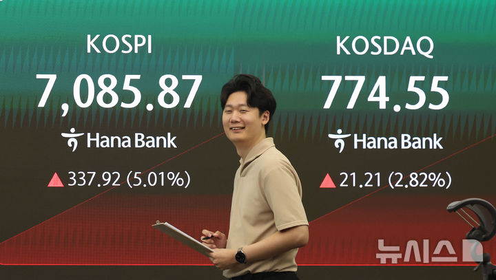 [서울=뉴시스] 권창회 기자 = 22일 오전 서울 중구 하나은행 딜링룸에서 딜러들이 업무를 보고 있다. 코스피가 전 거래일 대비 304.14포인트(4.51%) 오른 7052.09에 출발했다. 원달러 환율은 7.5원 오른 1480.9원으로, 코스닥 지수는 19.07포인트(2.53%) 상승한 772.41에 거래를 시작했다. 2026.07.22. kch0523@newsis.com