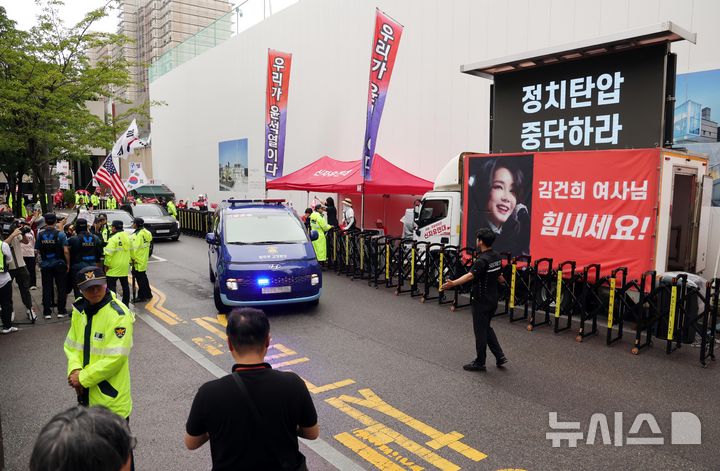 [과천=뉴시스] 홍효식 기자 = 김건희 여사가 탄 호송차량이 '대통령실 관저 이전 특혜 의혹'과 관련해 22일 경기 과천시 2차 종합특검 사무실로 소환되고 있다. 2026.07.22. yesphoto@newsis.com